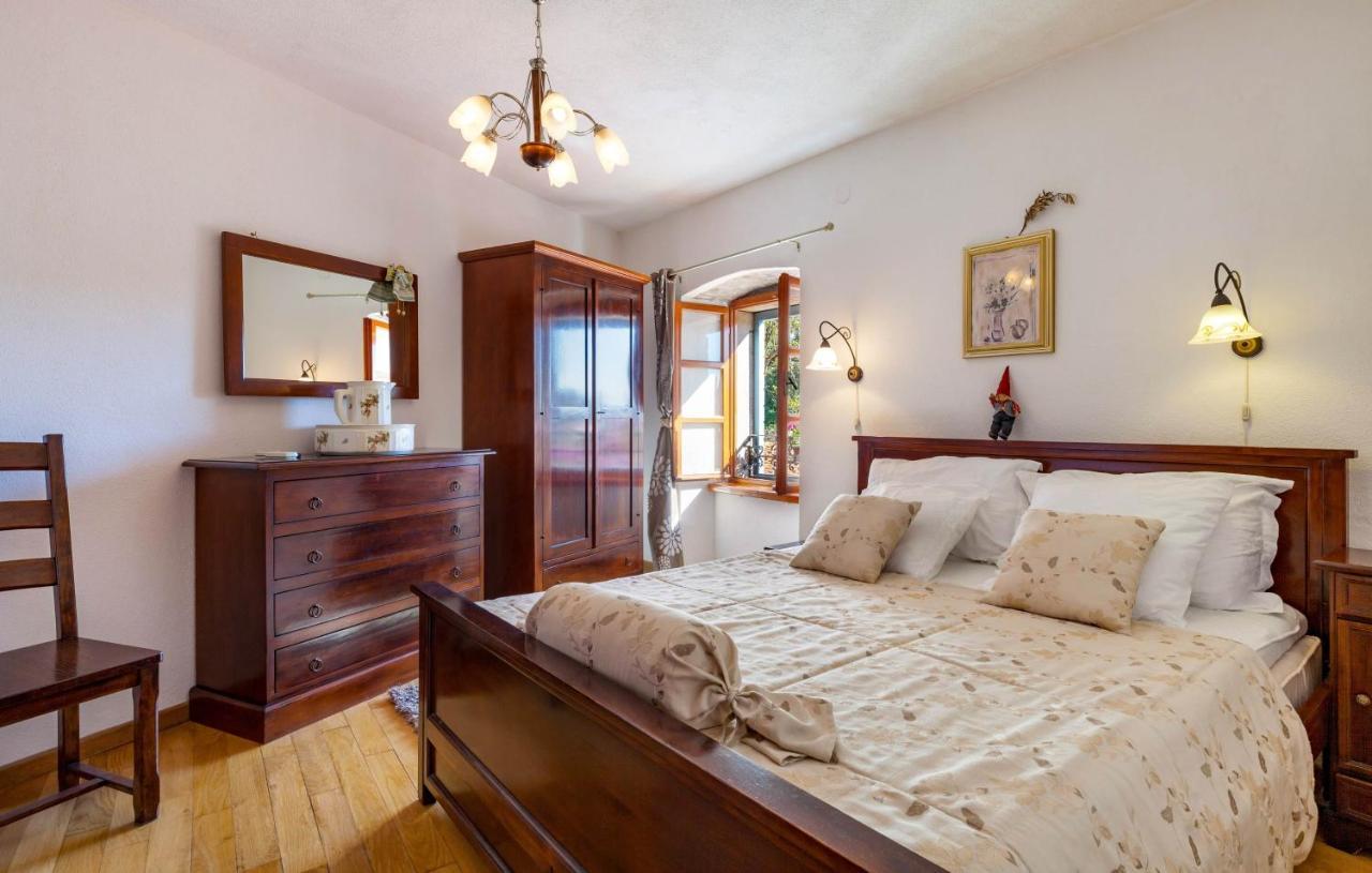 Villa Vicina Heritage Villa For 9,Milna - Close To Restaurants And Shops 外观 照片