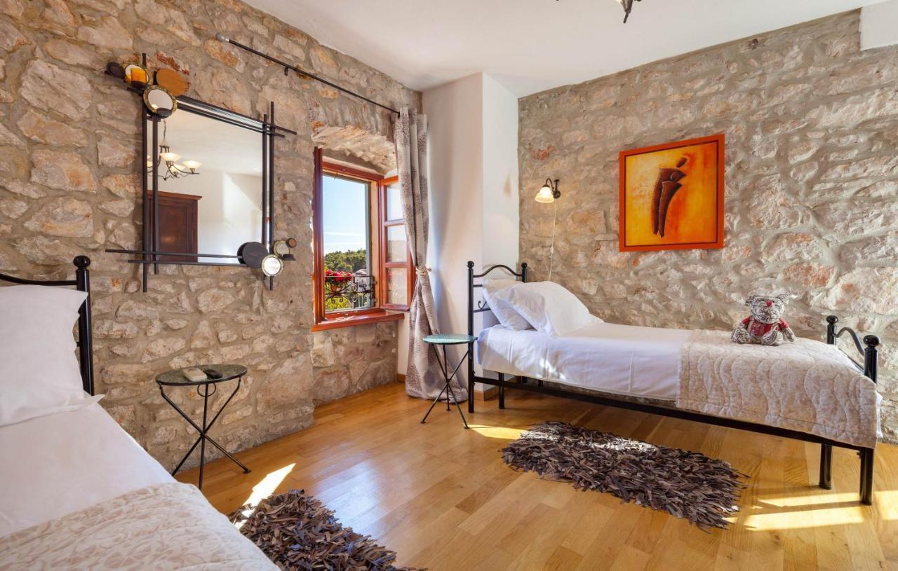 Villa Vicina Heritage Villa For 9,Milna - Close To Restaurants And Shops 外观 照片