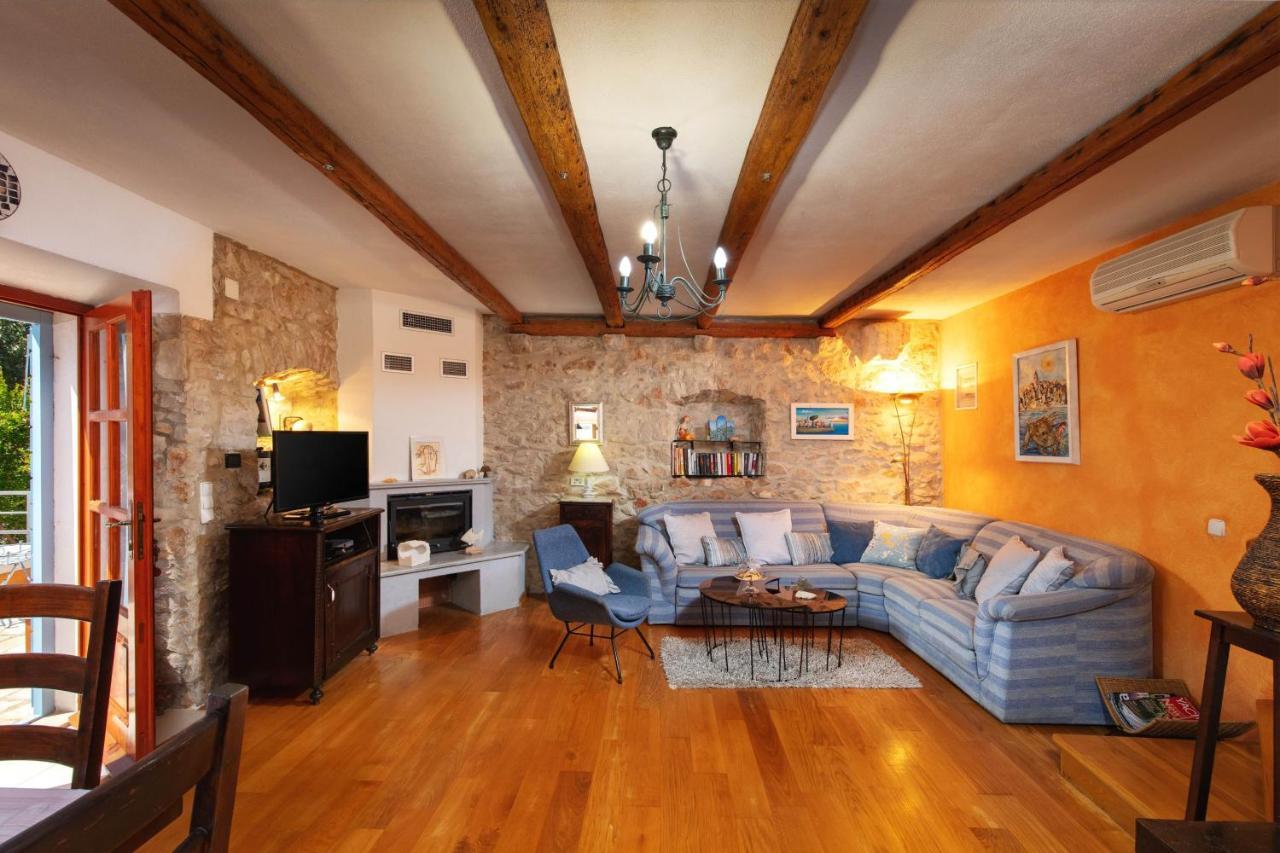 Villa Vicina Heritage Villa For 9,Milna - Close To Restaurants And Shops 外观 照片