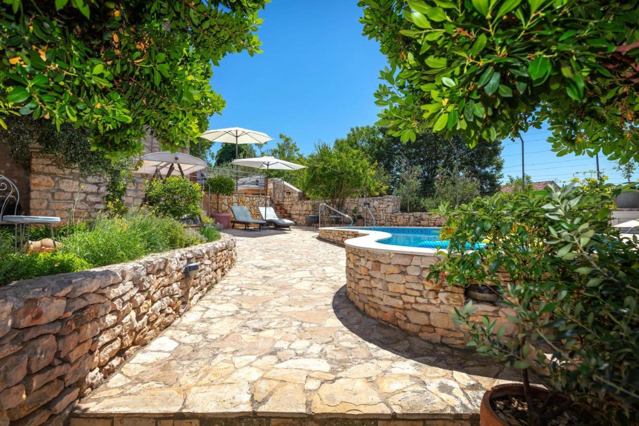 Villa Vicina Heritage Villa For 9,Milna - Close To Restaurants And Shops 外观 照片