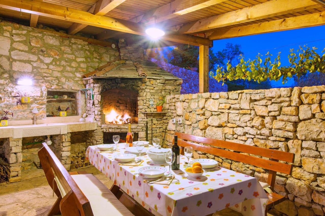 Villa Vicina Heritage Villa For 9,Milna - Close To Restaurants And Shops 外观 照片